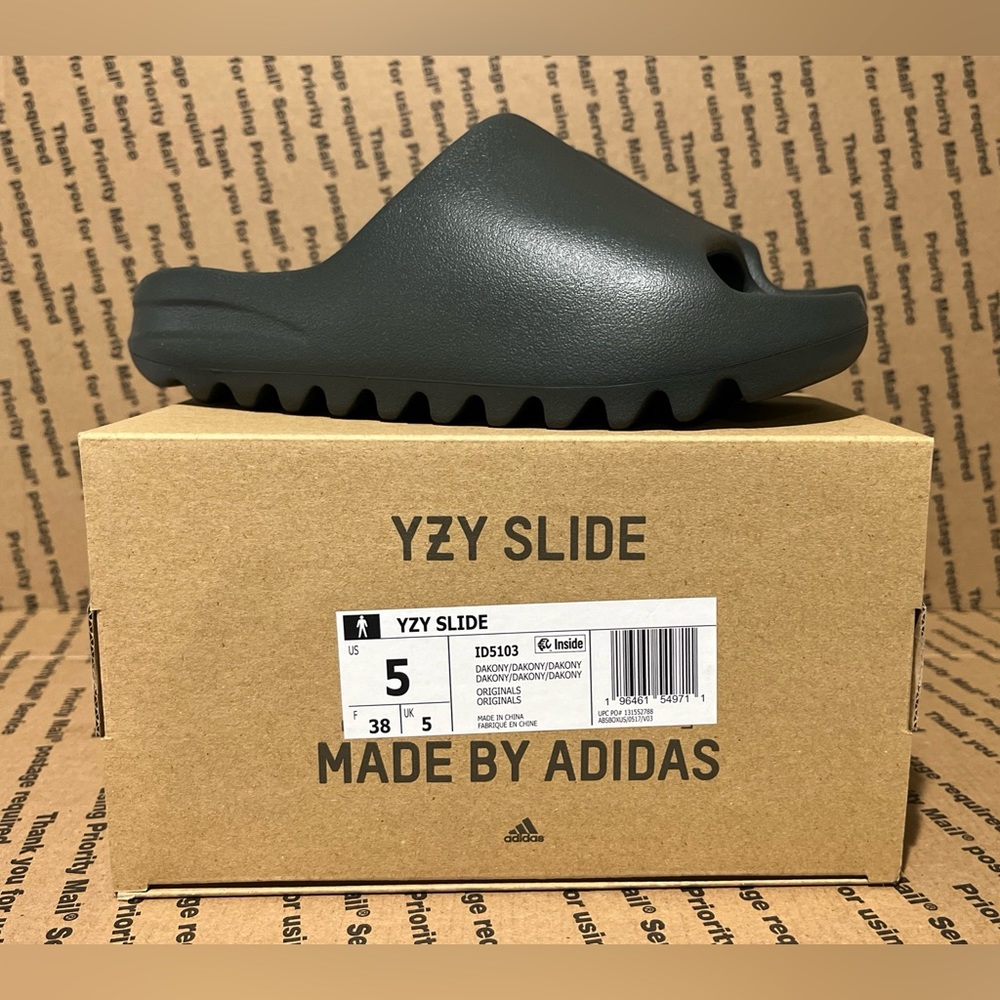 Adidas Yeezy Slide Dark Onyx Size 5